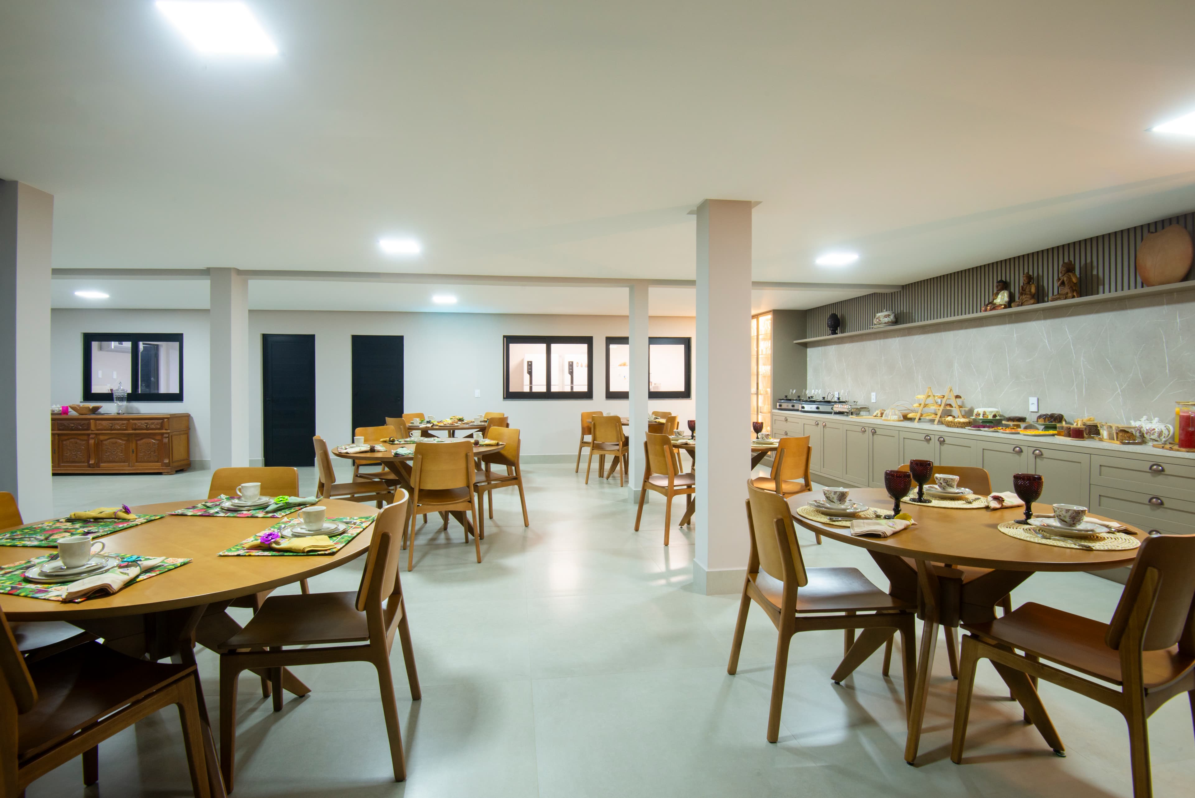 Mesa de café da manhã farta com vista