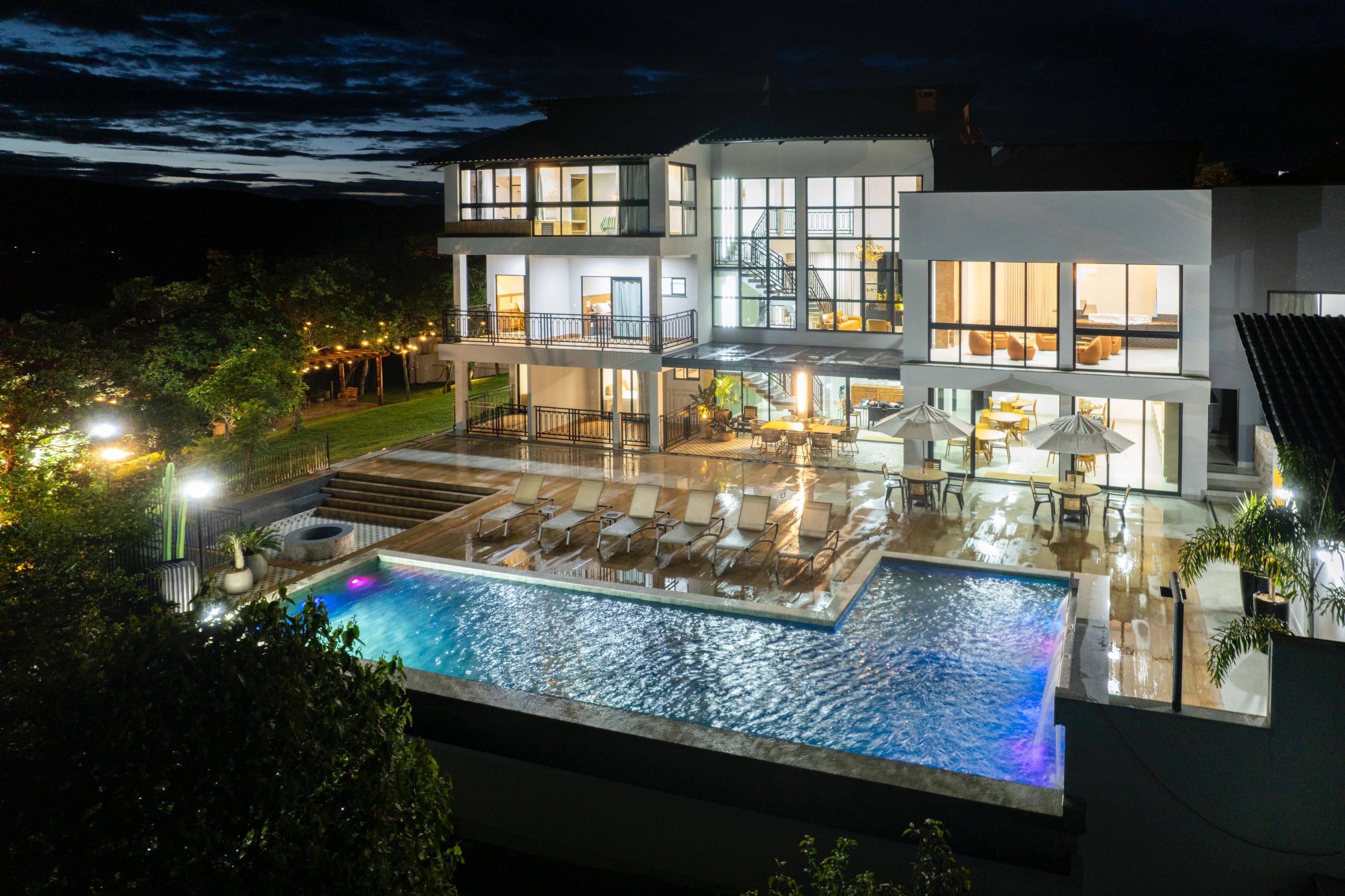 Vista noturna do hotel